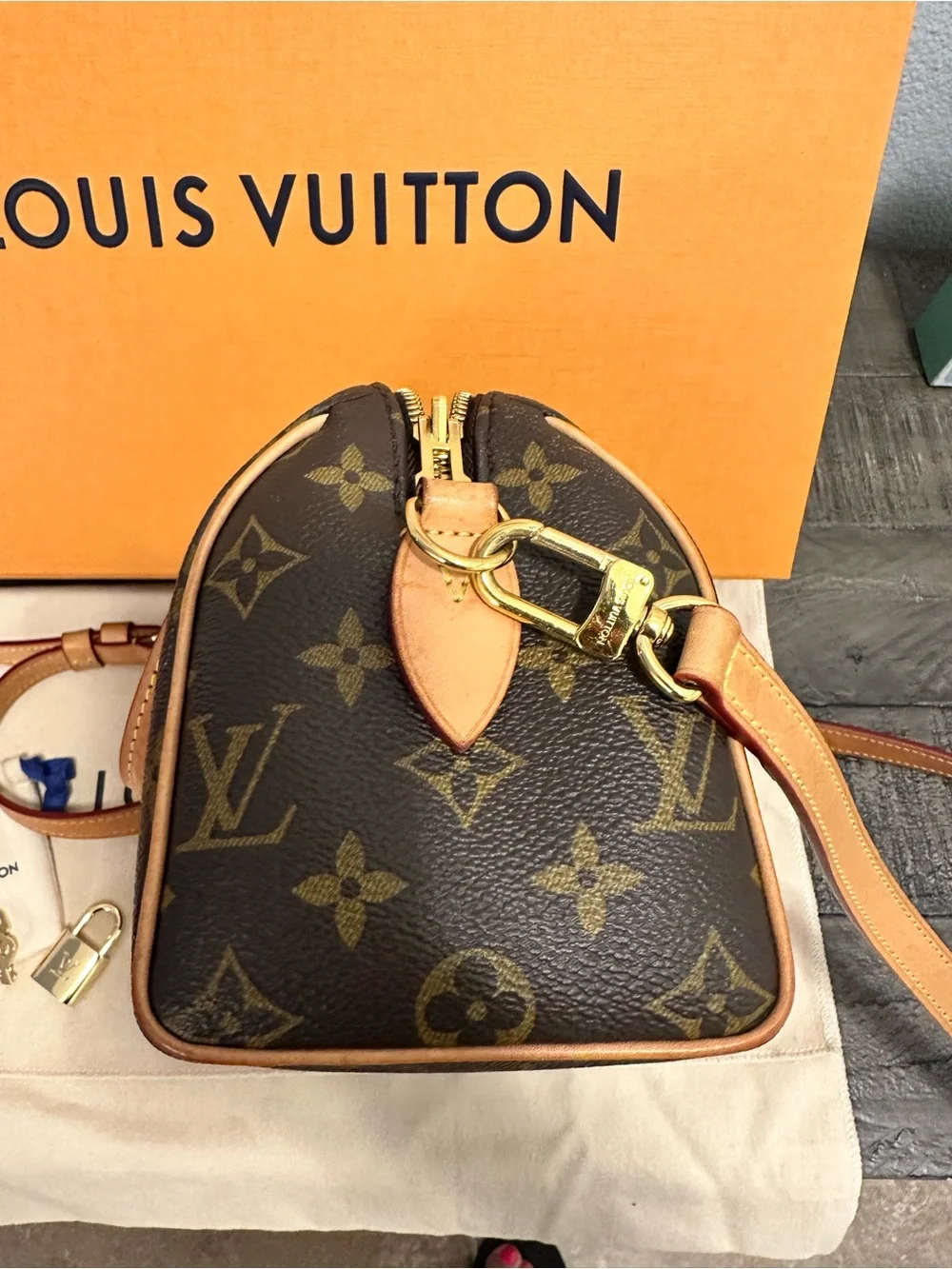 Louis Vuitton Monogram Canvas Speedy Bandoulière 20 - Picture 14 of 16
